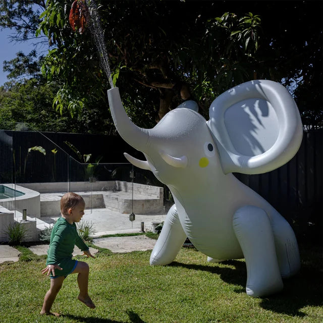 SUNNYLiFE Elephant Giant Sprinkler