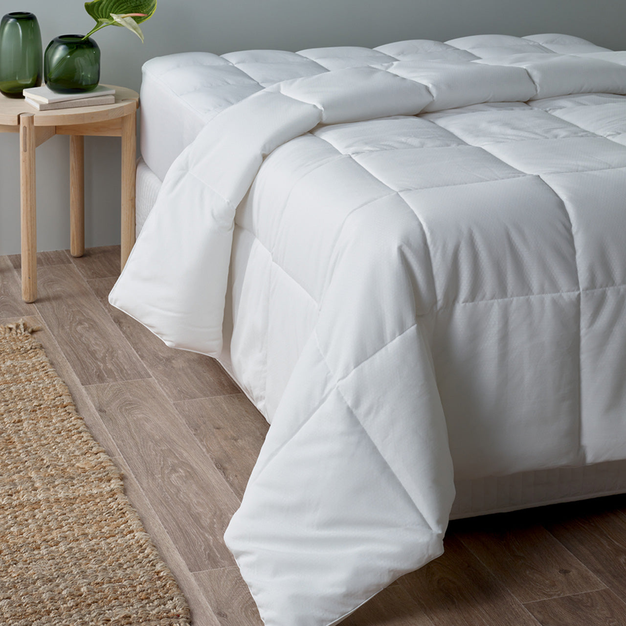 Corner view of Thermal Balancing Quilt on bed