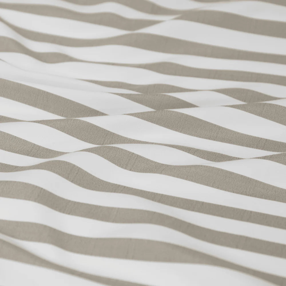 Textile with wavy pattern in beige and white
